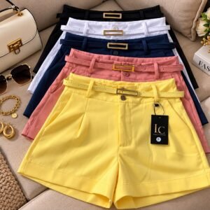Short com cinto e fivela dourada